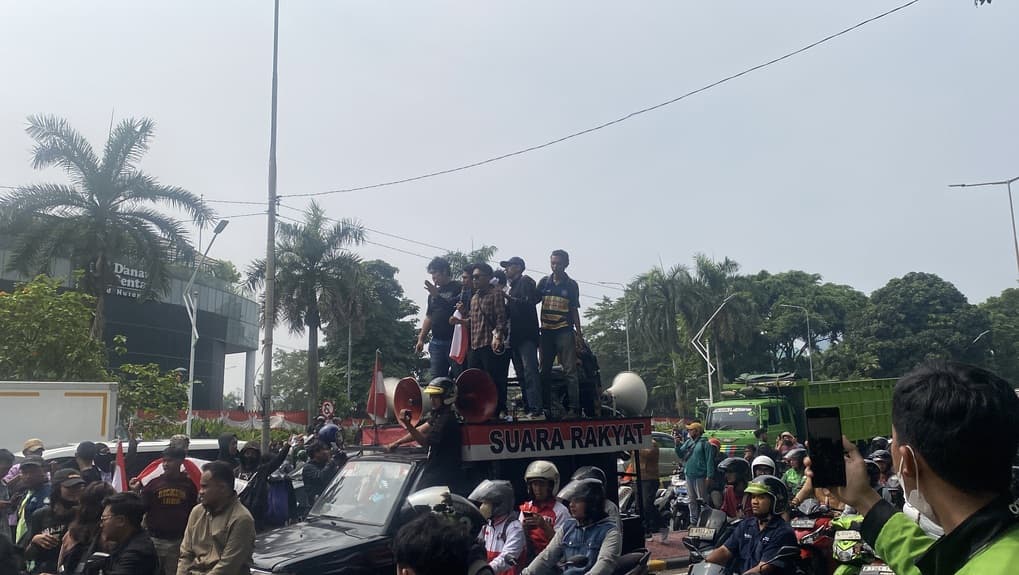 Bawa Mobil Komando, Puluhan Mahasiswa dari BEM SI Tiba di Gedung DPR Bawa Mobil Komando, Puluhan Mahasiswa dari BEM SI Tiba di Gedung DPR