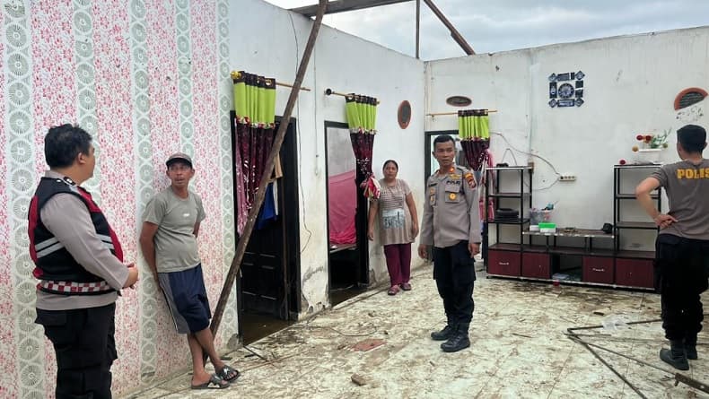 Puluhan Rumah di Simalungun Rumah Rusak Diterjang Puting Beliung Puluhan Rumah di Simalungun Rumah Rusak Diterjang Puting Beliung