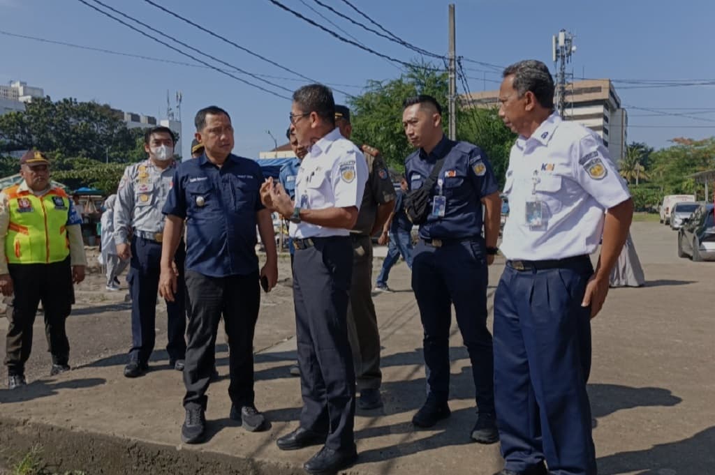 Wakil Wali Kota Keluhkan Akses Stasiun Depok Baru: Jalan Gelap Banget! Wakil Wali Kota Keluhkan Akses Stasiun Depok Baru: Jalan Gelap Banget!