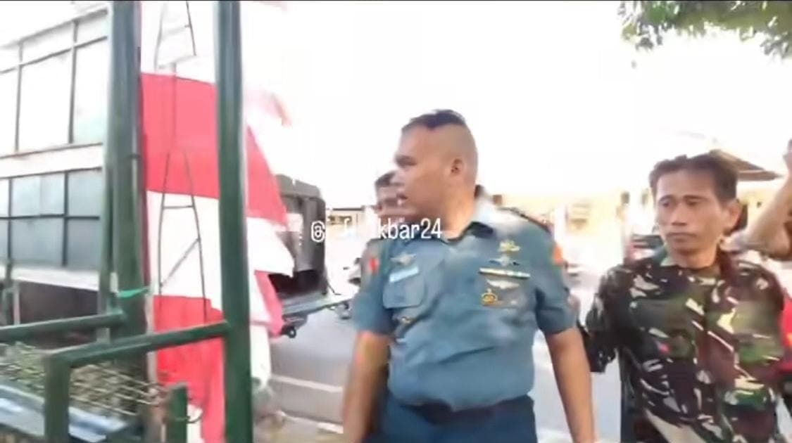 Viral! Pria Berseragam TNI AL Gadungan Diamankan di Jakarta Timur Viral! Pria Berseragam TNI AL Gadungan Diamankan di Jakarta Timur