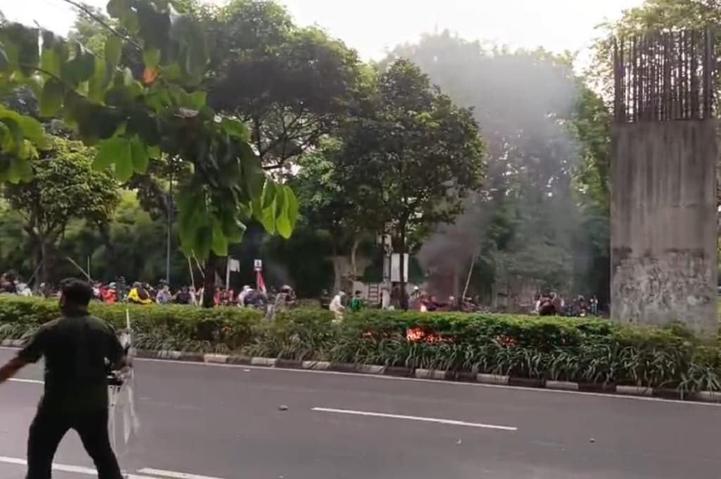 Panas! Bentrokan di DPR Merembet hingga ke Jalan Asia Afrika Panas! Bentrokan di DPR Merembet hingga ke Jalan Asia Afrika