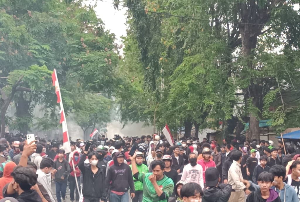 Lalin Palmerah-Slipi Lumpuh Total, Jalan Dikuasai Massa Demo Lalin Palmerah-Slipi Lumpuh Total, Jalan Dikuasai Massa Demo