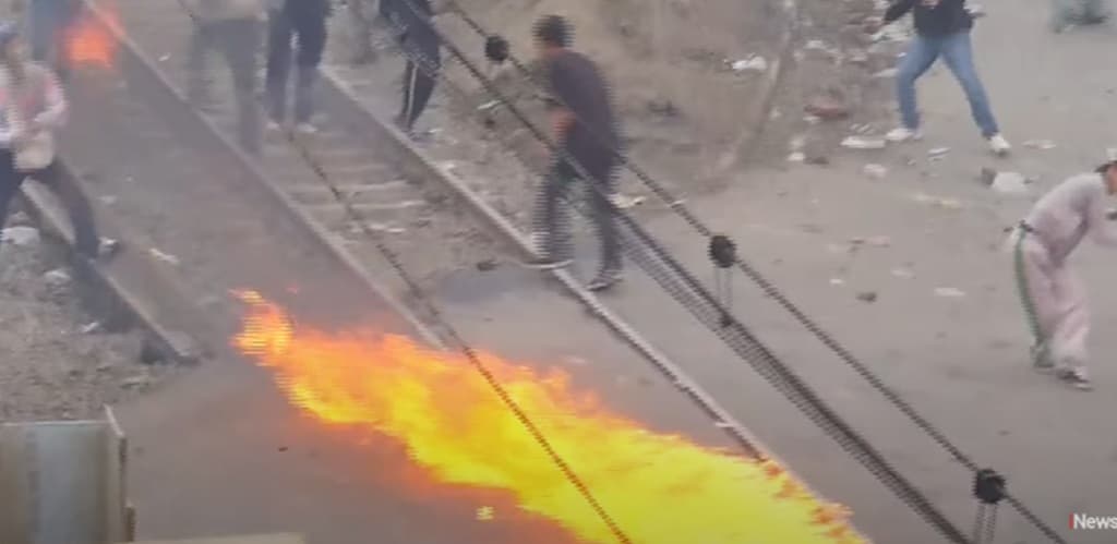 Massa Demo Ricuh Lempar Bom Molotov di Kolong Flyover Pejompongan, Polisi Tembak Gas Air Mata Massa Demo Ricuh Lempar Bom Molotov di Kolong Flyover Pejompongan, Polisi Tembak Gas Air Mata