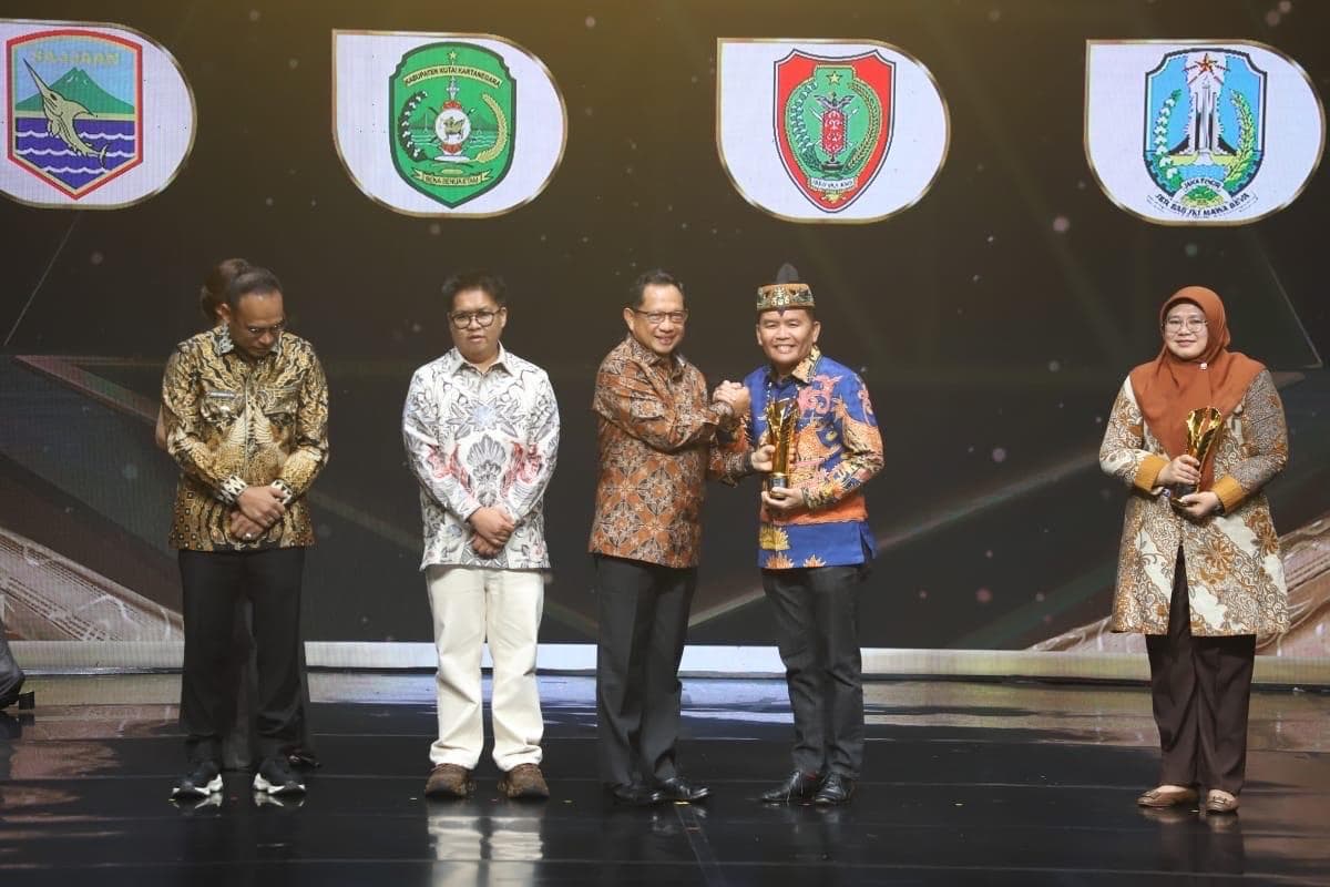 Pemimpin Daerah Awards 2025, Para Pejabat Tampilkan Ciri Khas Wilayahnya Lewat Busana Pemimpin Daerah Awards 2025, Para Pejabat Tampilkan Ciri Khas Wilayahnya Lewat Busana