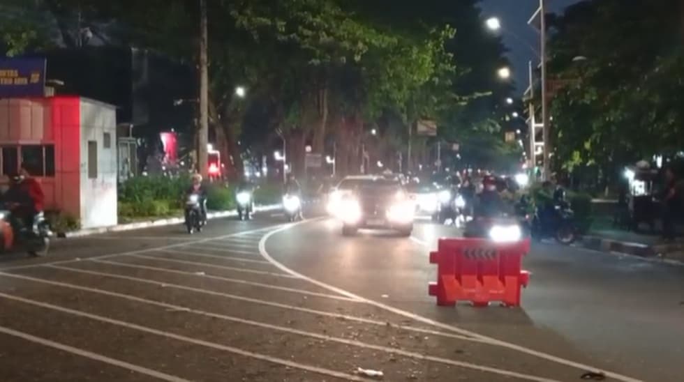 Massa Demo Blokir Jalan Asia Afrika Senayan, Kendaraan Pilih Putar Balik Massa Demo Blokir Jalan Asia Afrika Senayan, Kendaraan Pilih Putar Balik