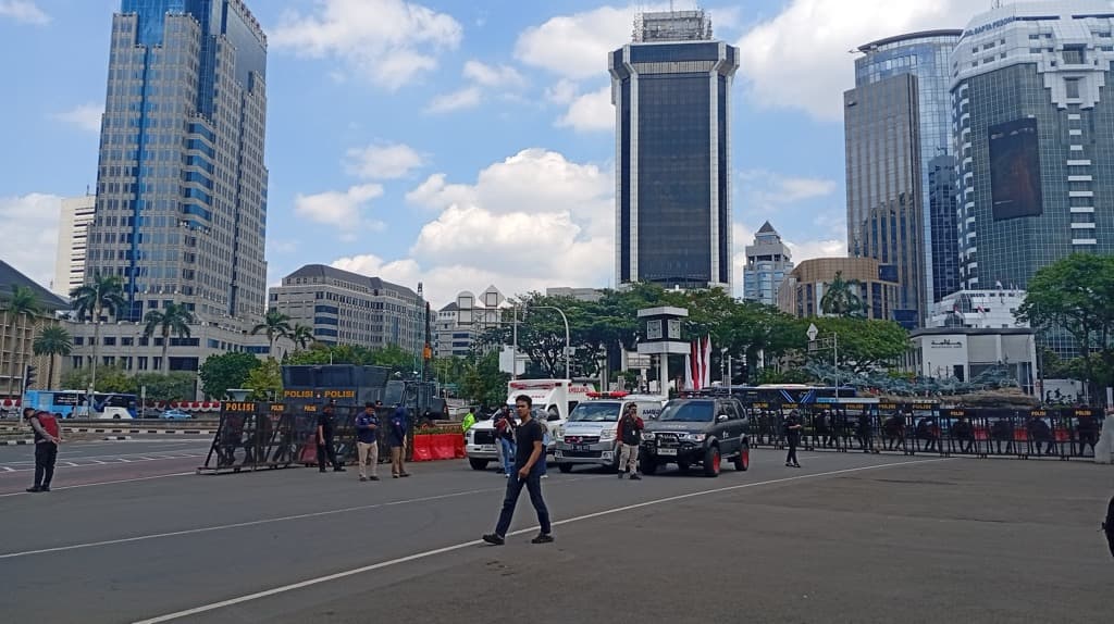 Massa Aksi Tiba di Patung Kuda, Lalin dari Arah Harmoni ke Medan Merdeka Selatan Ditutup Massa Aksi Tiba di Patung Kuda, Lalin dari Arah Harmoni ke Medan Merdeka Selatan Ditutup