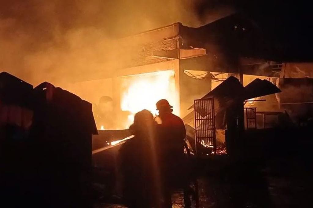 Kebakaran Pasar Baru Pandaan di Pasuruan, 80 Lapak Ludes Dilalap Api Kebakaran Pasar Baru Pandaan di Pasuruan, 80 Lapak Ludes Dilalap Api