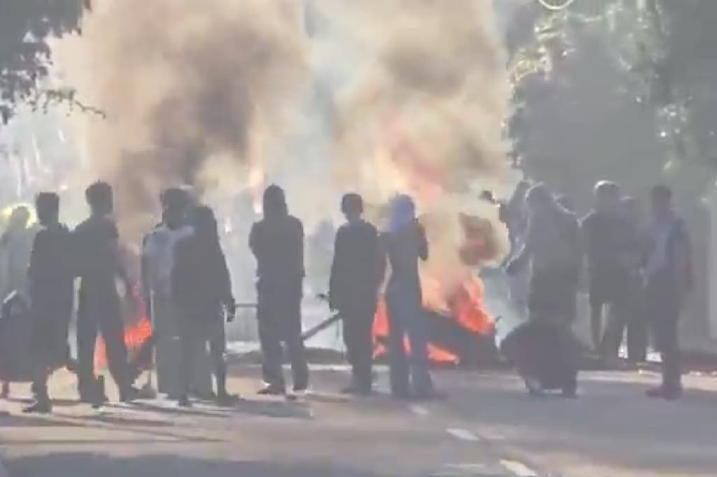 Kericuhan Pecah di Jalan Otista Jaktim, Massa Bentrok dengan Polisi Kericuhan Pecah di Jalan Otista Jaktim, Massa Bentrok dengan Polisi