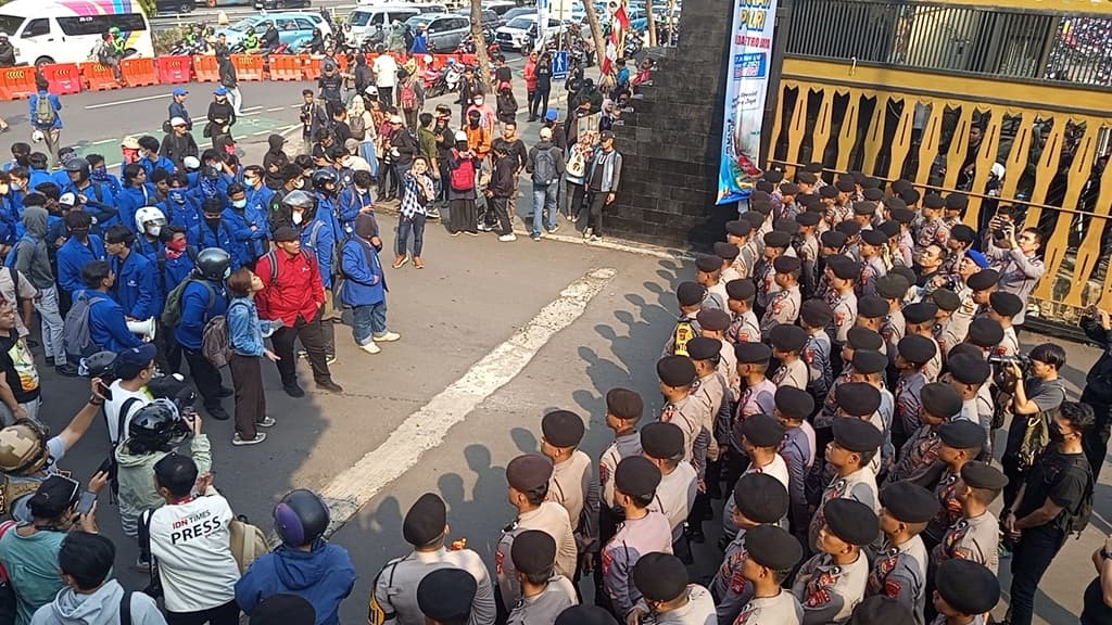 Mahasiswa Demo di Polda Metro, Soraki Polisi dengan Sebutan Pembunuh Mahasiswa Demo di Polda Metro, Soraki Polisi dengan Sebutan Pembunuh