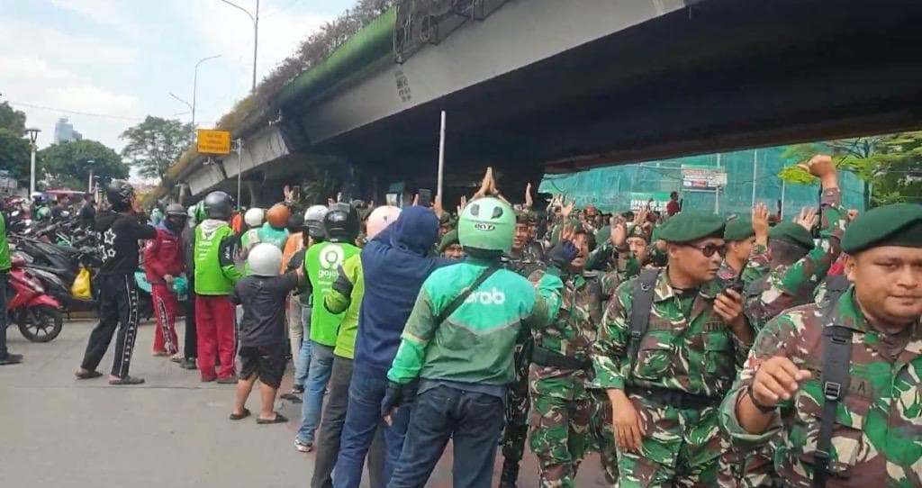 Massa Gelar Aksi di Simpang Lima Senen, TNI AD Turun Tangan Redam Situasi Massa Gelar Aksi di Simpang Lima Senen, TNI AD Turun Tangan Redam Situasi
