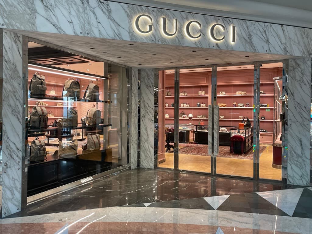 Toko Branded di Plaza Senayan Kembali Pajang Barang usai Sempat Dikosongkan Toko Branded di Plaza Senayan Kembali Pajang Barang usai Sempat Dikosongkan