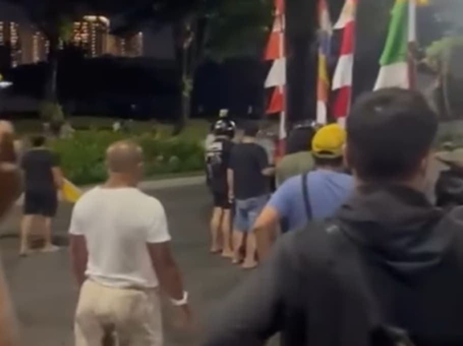 Momen Heroik Warga Adang Pedemo di Bekasi, Halau Massa yang Ingin Merusuh Momen Heroik Warga Adang Pedemo di Bekasi, Halau Massa yang Ingin Merusuh