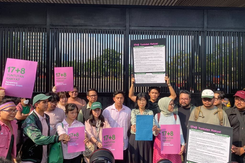 Ferry Irwandi hingga Jerome Polin Datangi Gedung DPR, Serahkan 17+8 Tuntutan Rakyat Ferry Irwandi hingga Jerome Polin Datangi Gedung DPR, Serahkan 17+8 Tuntutan Rakyat