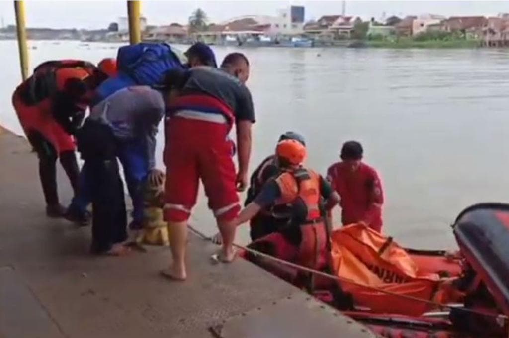 2 Bocah Tewas Tenggelam di Sungai Musi Palembang, Orang Tua Histeris Lihat Jenazah 2 Bocah Tewas Tenggelam di Sungai Musi Palembang, Orang Tua Histeris Lihat Jenazah