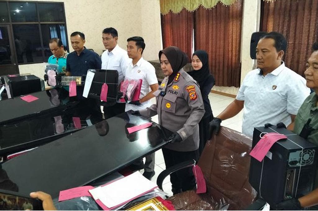 Kerugian Kerusuhan di DPRD Cirebon Capai Rp10 Miliar, Ini Identitas Para Tersangka Kerugian Kerusuhan di DPRD Cirebon Capai Rp10 Miliar, Ini Identitas Para Tersangka
