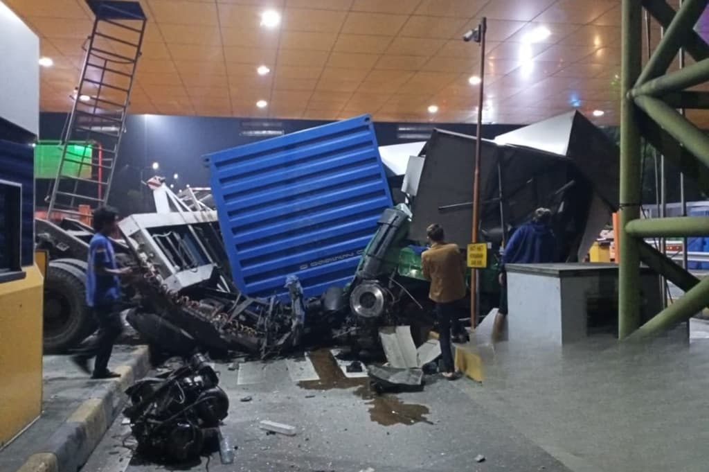 Kecelakaan Truk Kontainer dan Tronton Tabrak Gerbang Tol Ciawi 2 Arah Jakarta Kecelakaan Truk Kontainer dan Tronton Tabrak Gerbang Tol Ciawi 2 Arah Jakarta