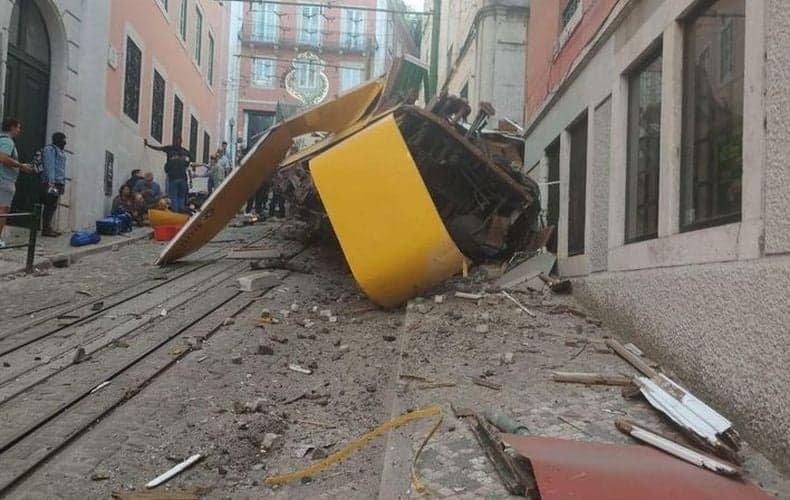 Kereta Anjlok Tabrak Bangunan di Lisbon Portugal, 15 Orang Tewas termasuk Turis Asing Kereta Anjlok Tabrak Bangunan di Lisbon Portugal, 15 Orang Tewas termasuk Turis Asing
