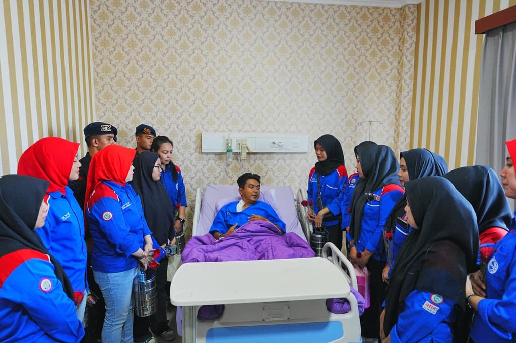 KSPSI Jenguk Polisi Korban Kerusuhan, Bawa Makanan hingga Doakan Kesembuhan KSPSI Jenguk Polisi Korban Kerusuhan, Bawa Makanan hingga Doakan Kesembuhan