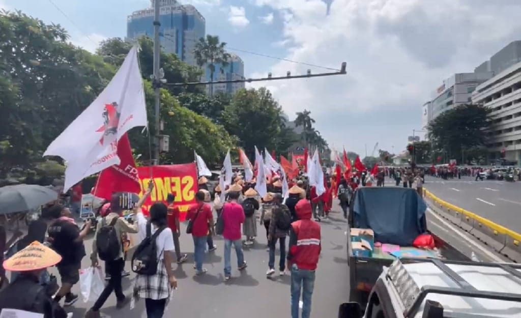 Massa Demo Buruh Long March ke Patung Kuda, Ini Daftar Tuntutannya Massa Demo Buruh Long March ke Patung Kuda, Ini Daftar Tuntutannya