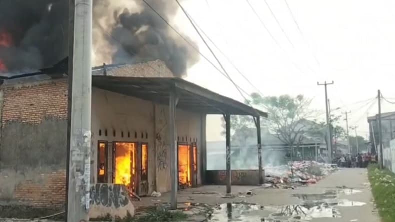 Gudang Perabot di Bekasi Ludes Dilalap Api, Diduga akibat Pembakaran Sampah Gudang Perabot di Bekasi Ludes Dilalap Api, Diduga akibat Pembakaran Sampah