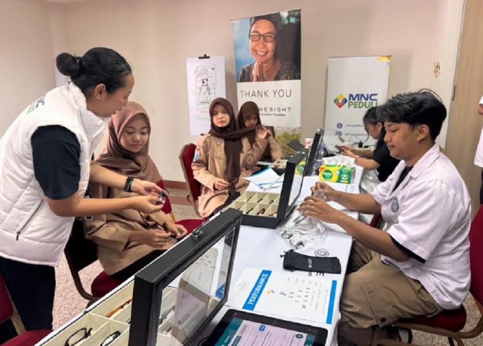 MNC Peduli Gandeng OneSight EssilorLuxottica Foundation dan UT Bagi-Bagi Kacamata Gratis di Tangsel MNC Peduli Gandeng OneSight EssilorLuxottica Foundation dan UT Bagi-Bagi Kacamata Gratis di Tangsel