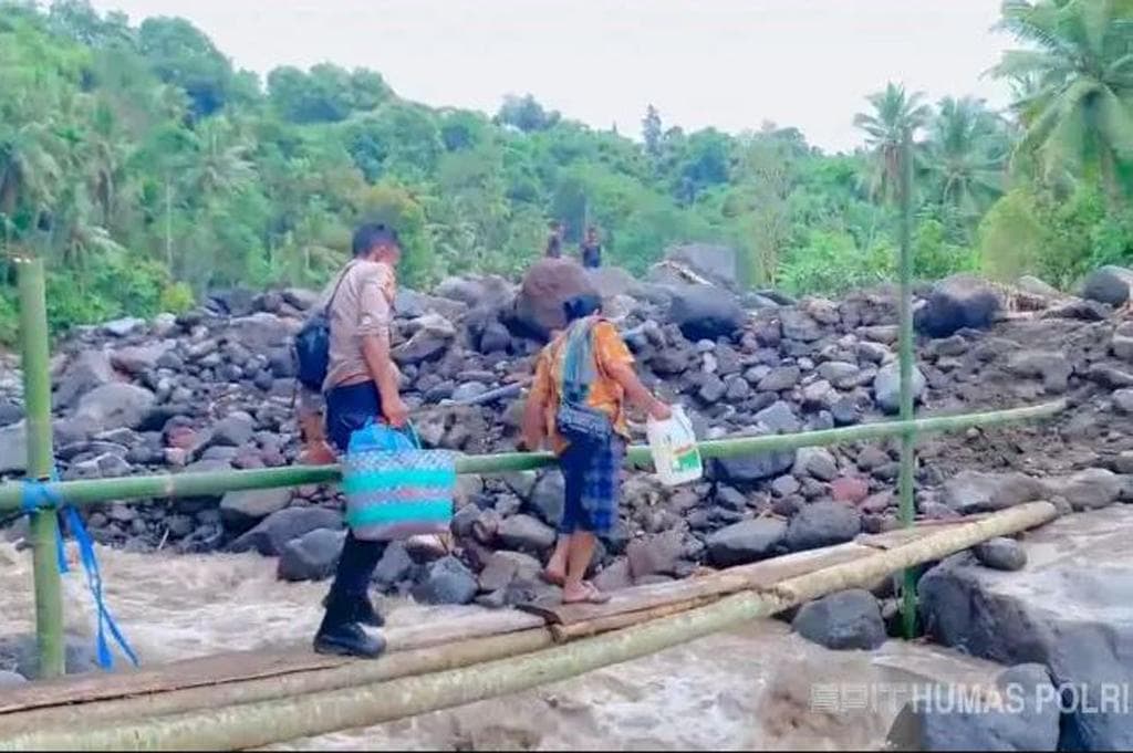 Polda NTT Kerahkan 102 Personel Bantu Penanganan Banjir Bandang di Nagekeo Polda NTT Kerahkan 102 Personel Bantu Penanganan Banjir Bandang di Nagekeo