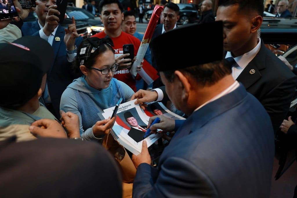 Bahagianya WNI di New York Dapat Tanda Tangan Prabowo, Ngaku Fans Berat Bahagianya WNI di New York Dapat Tanda Tangan Prabowo, Ngaku Fans Berat