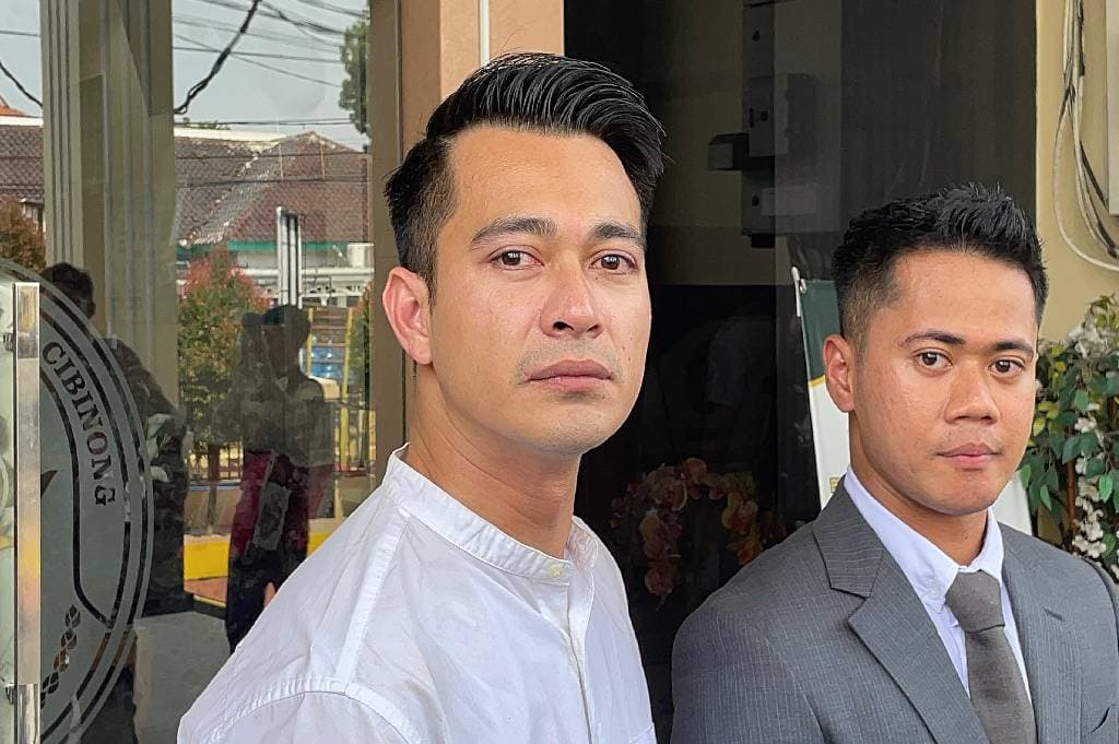 Tangis Eza Gionino Pecah usai Jalani Sidang Cerai: Saya Banyak Dosa Tangis Eza Gionino Pecah usai Jalani Sidang Cerai: Saya Banyak Dosa