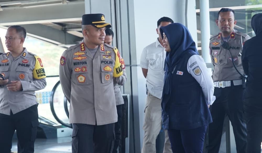 Polisi Sekat Massa di Stasiun Cikarang, Cegah Kelompok Anarko Ikut Demo di DPR Hari Ini Polisi Sekat Massa di Stasiun Cikarang, Cegah Kelompok Anarko Ikut Demo di DPR Hari Ini