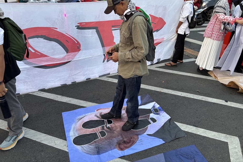 Dukung Palestina, Massa Aksi di Patung Kuda Injak Bendera Israel dan Foto Netanyahu Dukung Palestina, Massa Aksi di Patung Kuda Injak Bendera Israel dan Foto Netanyahu