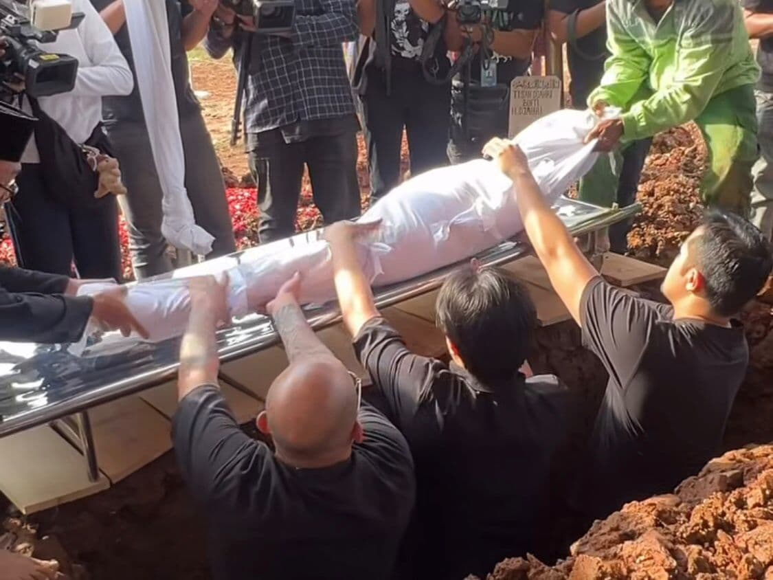 Jenazah Ibu Olla Ramlan Dimakamkan, Sean Mikael Turun ke Liang Lahat Jenazah Ibu Olla Ramlan Dimakamkan, Sean Mikael Turun ke Liang Lahat