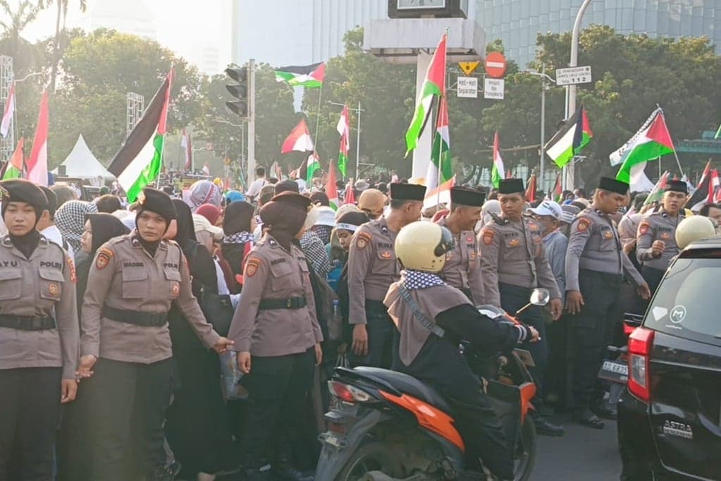 Momen Polisi Berpeci Kawal Aksi Bela Palestina di Patung Kuda Jakpus Momen Polisi Berpeci Kawal Aksi Bela Palestina di Patung Kuda Jakpus