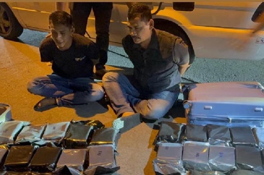 2 Kurir Kepergok Bawa 2 Kg Sabu dari Malaysia, Dijanjikan Upah hingga Rp100 Juta 2 Kurir Kepergok Bawa 2 Kg Sabu dari Malaysia, Dijanjikan Upah hingga Rp100 Juta