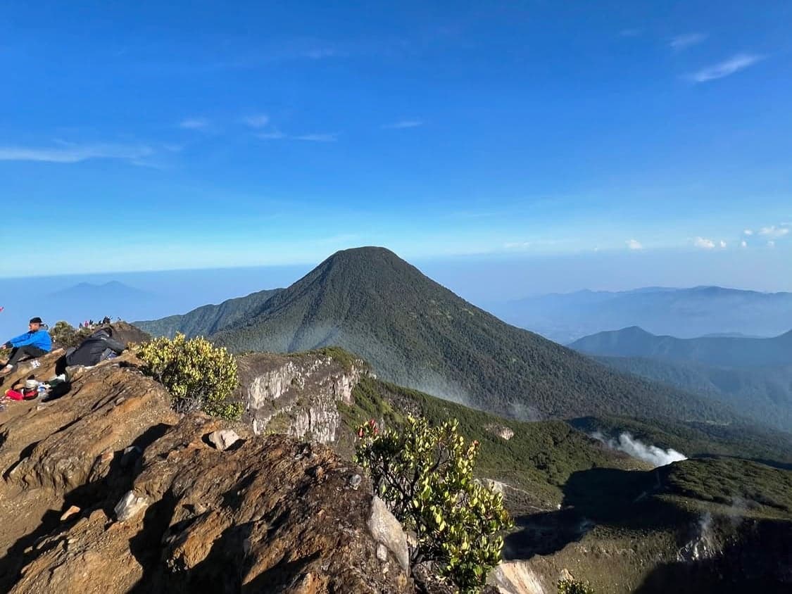 Pengumuman! Gunung Gede Pangrango Ditutup Sementara Mulai Hari Ini Pengumuman! Gunung Gede Pangrango Ditutup Sementara Mulai Hari Ini