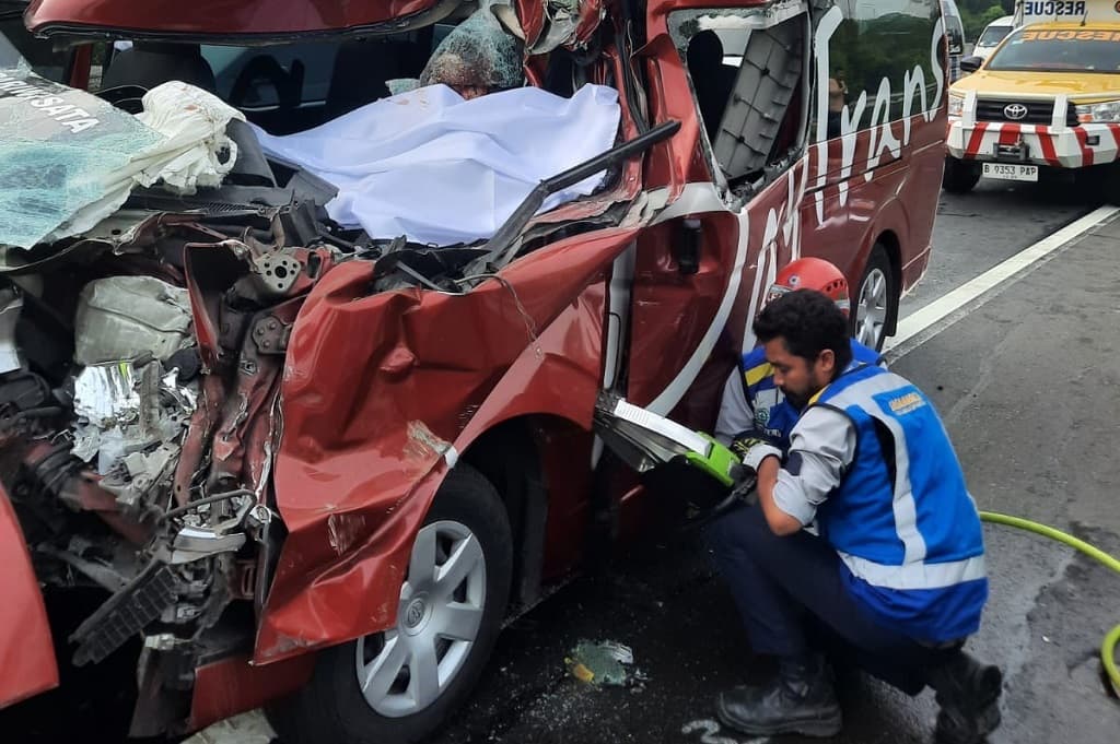 Kecelakaan Mobil Travel Tabrak Truk di Tol Purbaleunyi: 1 Orang Tewas, 9 Luka-luka Kecelakaan Mobil Travel Tabrak Truk di Tol Purbaleunyi: 1 Orang Tewas, 9 Luka-luka