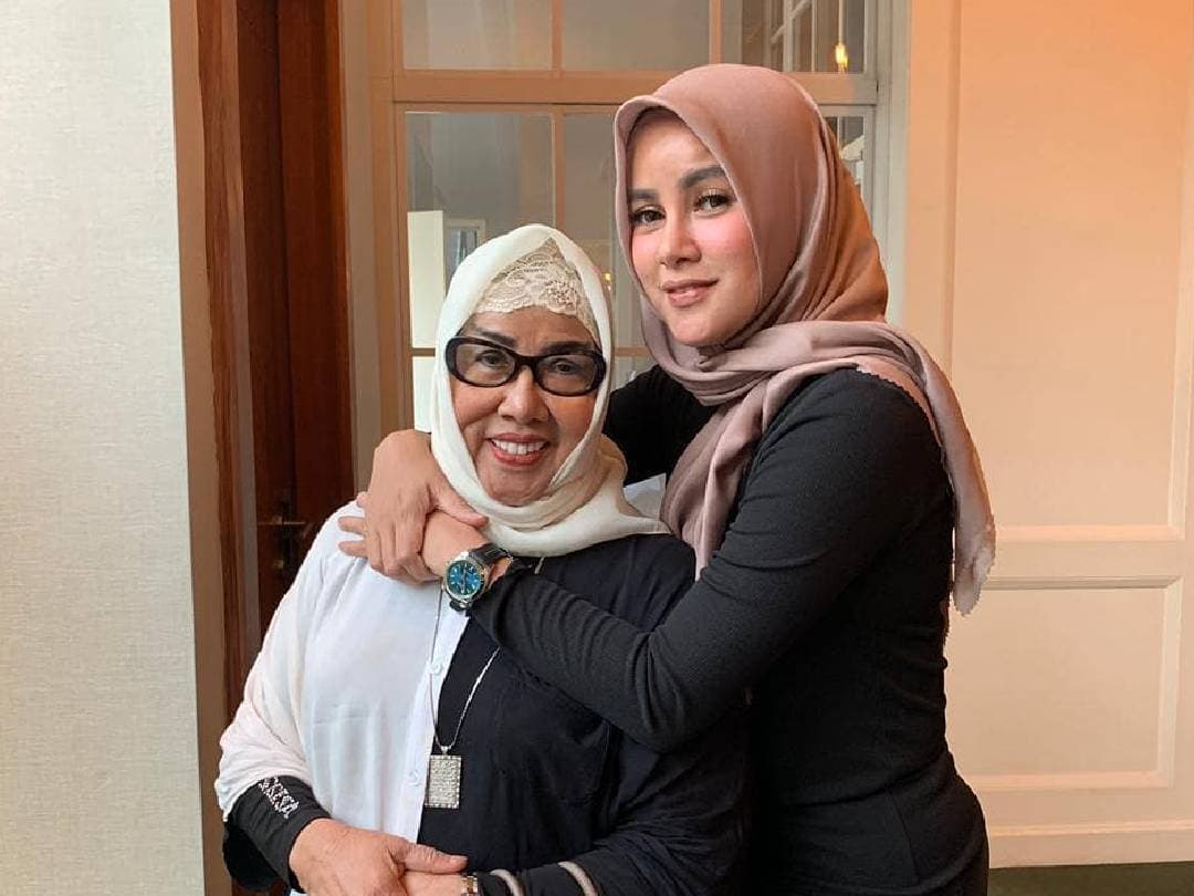 Pesan Haru Olla Ramlan untuk Almarhumah Ibu Tercinta, Banjir Air Mata Pesan Haru Olla Ramlan untuk Almarhumah Ibu Tercinta, Banjir Air Mata