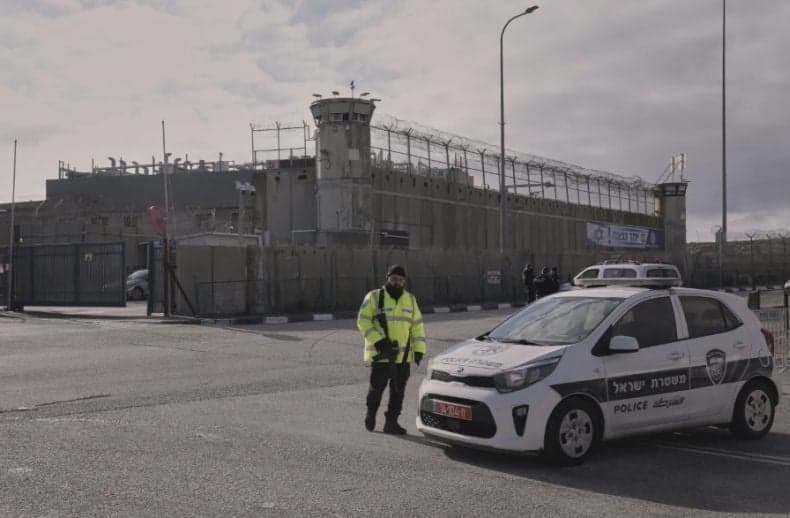 Media Israel Rilis Video Penyiksaan Tahanan Palestina Sebelum Dibebaskan Media Israel Rilis Video Penyiksaan Tahanan Palestina Sebelum Dibebaskan