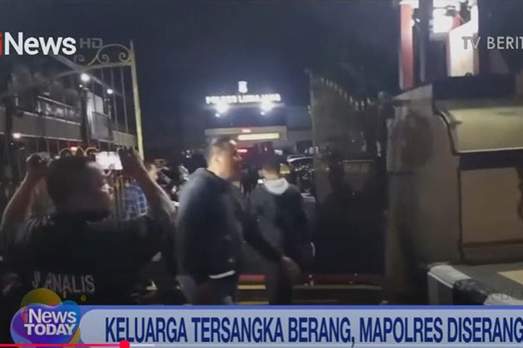 Viral Penyerangan Polres Lumajang gegara Kematian Tahanan, 18 Orang Ditangkap! Viral Penyerangan Polres Lumajang gegara Kematian Tahanan, 18 Orang Ditangkap!