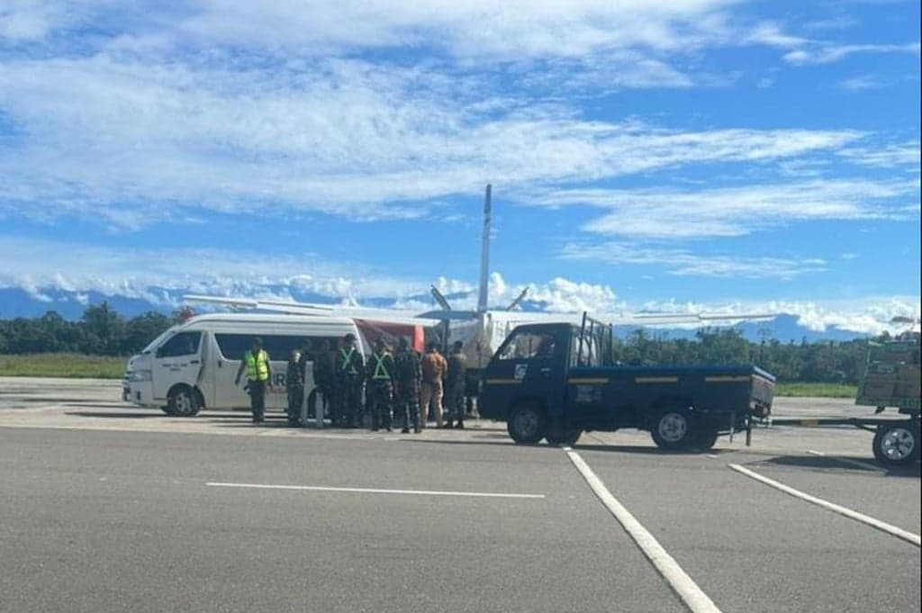 Prajurit TNI Tertembak saat Kontak Senjata dengan KKB di Intan Jaya, Dievakuasi ke Timika Prajurit TNI Tertembak saat Kontak Senjata dengan KKB di Intan Jaya, Dievakuasi ke Timika