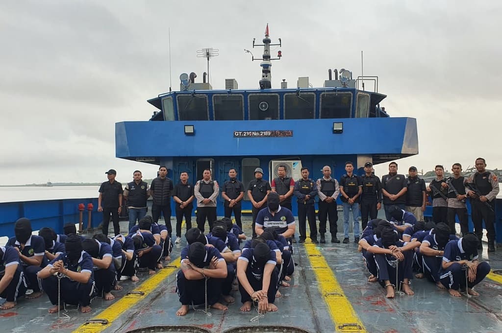 41 Napi Berisiko Tinggi Dipindahkan ke Nusakambangan, Dikawal Ketat Aparat 41 Napi Berisiko Tinggi Dipindahkan ke Nusakambangan, Dikawal Ketat Aparat