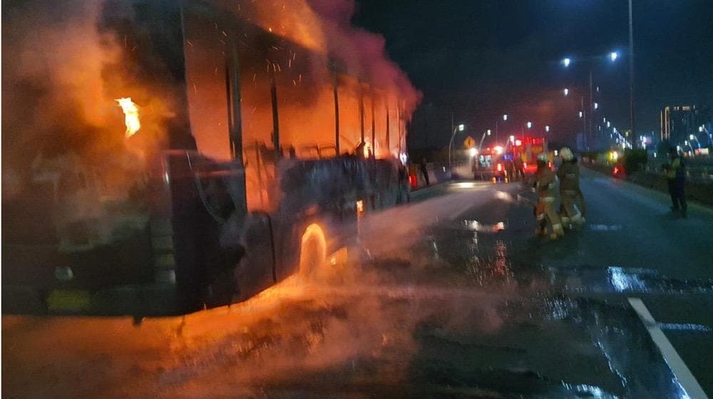 Bus Terbakar Hebat di Tol Wiyoto Kelapa Gading Jakut, Begini Kondisinya Bus Terbakar Hebat di Tol Wiyoto Kelapa Gading Jakut, Begini Kondisinya