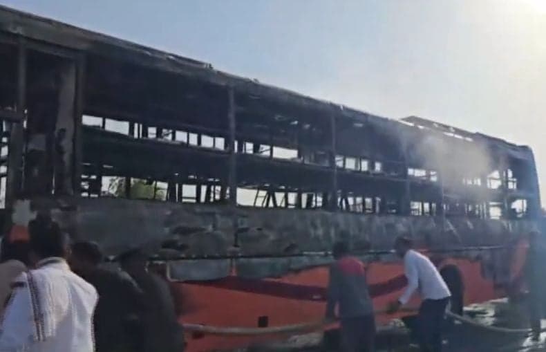 Bus Penuh Penumpang Terbakar, 19 Orang Tewas Bus Penuh Penumpang Terbakar, 19 Orang Tewas