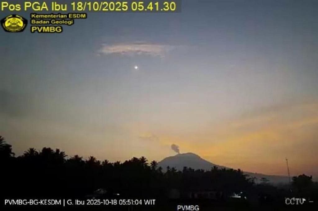 Gunung Ibu di Halmahera Barat Erupsi, Muntahkan Kolom Abu Setinggi 500 Meter Gunung Ibu di Halmahera Barat Erupsi, Muntahkan Kolom Abu Setinggi 500 Meter