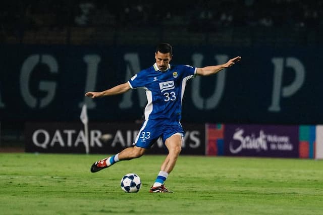 Kabar Campur Aduk Persib: Kurzawa Tumbang, Thom Haye Gabung Hadapi Persebaya Kabar Campur Aduk Persib: Kurzawa Tumbang, Thom Haye Gabung Hadapi Persebaya