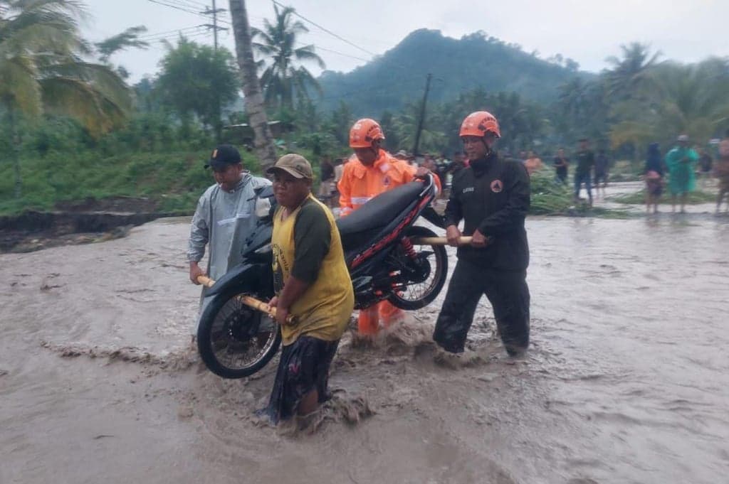 Banjir Lahar Dingin Gunung Semeru Terjang 2 Desa di Lumajang, Ribuan Warga Terisolasi Banjir Lahar Dingin Gunung Semeru Terjang 2 Desa di Lumajang, Ribuan Warga Terisolasi