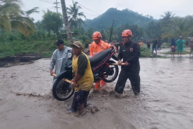 Banjir Lahar Dingin Gunung Semeru Terjang 2 Desa di Lumajang, Ribuan Warga Terisolasi Banjir Lahar Dingin Gunung Semeru Terjang 2 Desa di Lumajang, Ribuan Warga Terisolasi