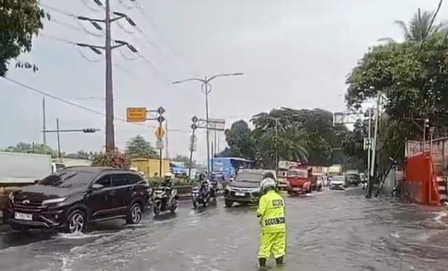 Jalan Daan Mogot Jakbar Tergenang Banjir, Lalu Lintas Tersendat Jalan Daan Mogot Jakbar Tergenang Banjir, Lalu Lintas Tersendat