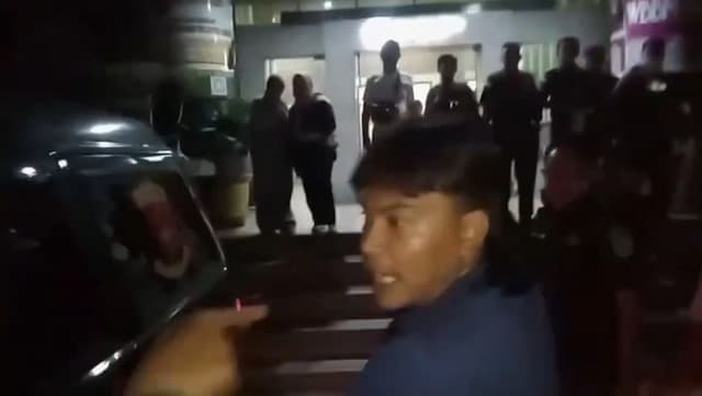 Kericuhan Warnai Penahanan Tersangka Korupsi Kredit Macet Rp1,6 Triliun di Sumsel Kericuhan Warnai Penahanan Tersangka Korupsi Kredit Macet Rp1,6 Triliun di Sumsel