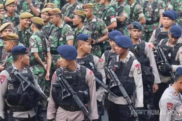 TNI-Polri Patroli Gabungan Amankan Nobar Persija vs Persib di Jakpus TNI-Polri Patroli Gabungan Amankan Nobar Persija vs Persib di Jakpus