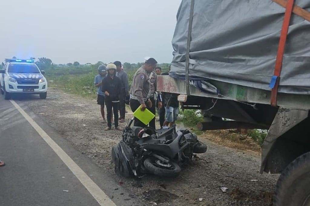 Kecelakaan Maut di JLU Lamongan, Pemotor Perempuan Tewas Tabrak Truk Parkir di Bahu Jalan Kecelakaan Maut di JLU Lamongan, Pemotor Perempuan Tewas Tabrak Truk Parkir di Bahu Jalan
